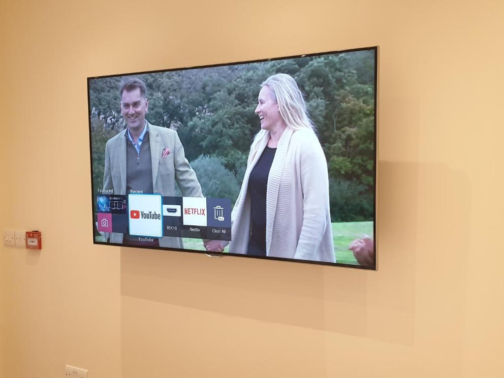 TV a/nebo společenská místnost v ubytování London Luxury Apartments 3 Bedroom Sleeps 8 with 3 Bathrooms 4 mins walk to tube free parking