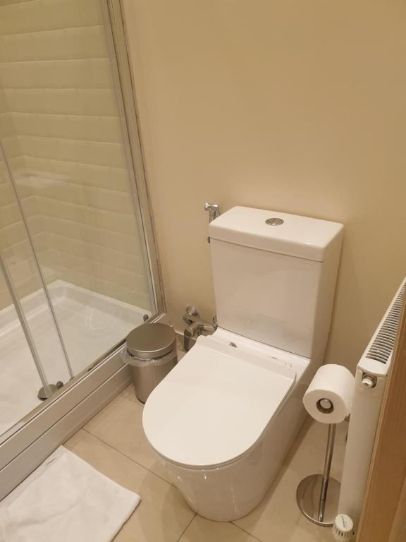 Koupelna v ubytování London Luxury Apartments 3 Bedroom Sleeps 8 with 3 Bathrooms 4 mins walk to tube free parking