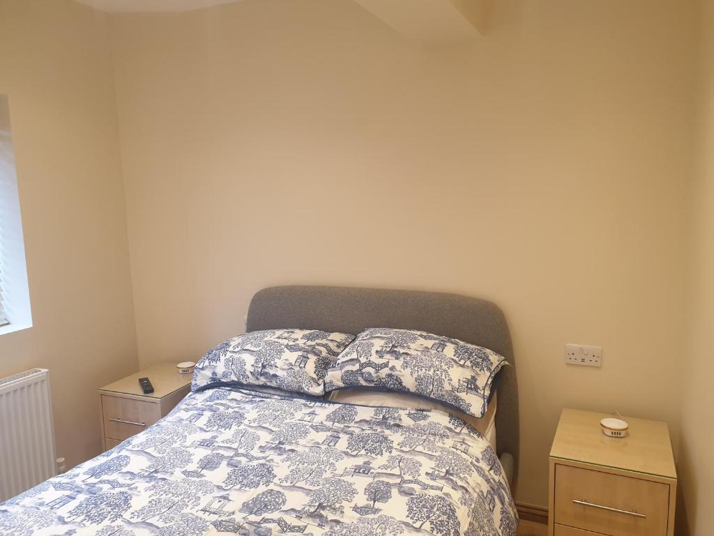 Postel nebo postele na pokoji v ubytování London Luxury Apartments 3 Bedroom Sleeps 8 with 3 Bathrooms 4 mins walk to tube free parking