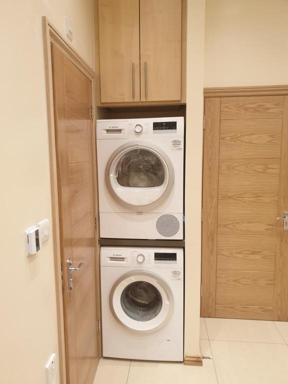 Fotografie z fotogalerie ubytování London Luxury Apartments 3 Bedroom Sleeps 8 with 3 Bathrooms 4 mins walk to tube free parking v destinaci Ilford