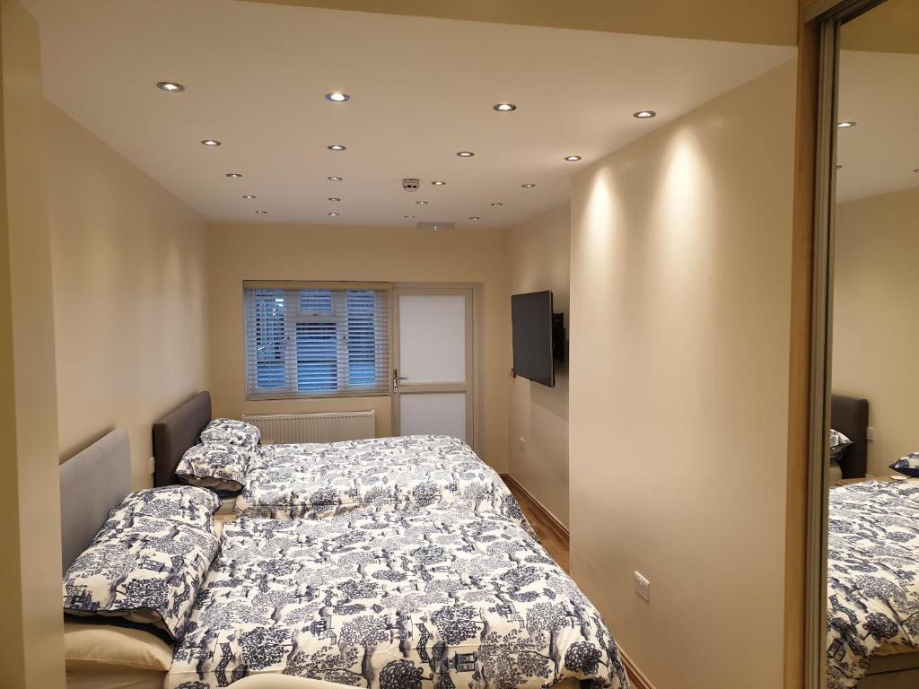 Postel nebo postele na pokoji v ubytování London Luxury Apartments 3 Bedroom Sleeps 8 with 3 Bathrooms 4 mins walk to tube free parking