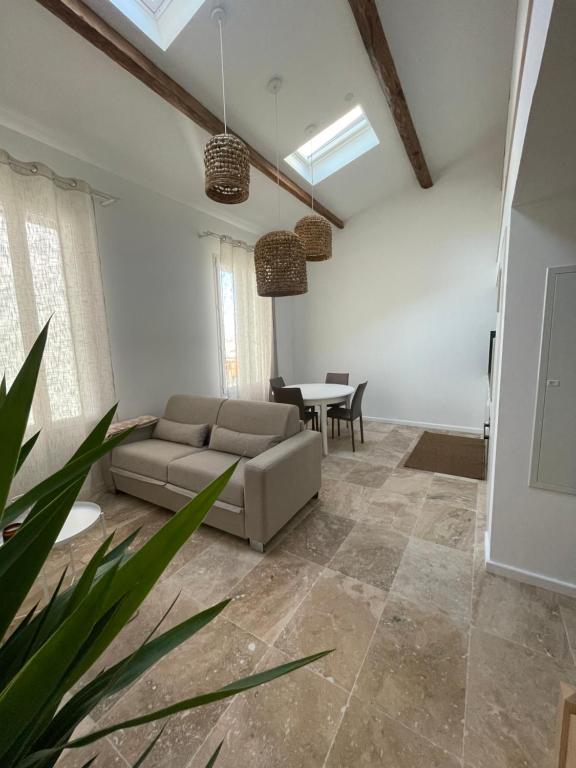 un salon avec un canapé et une table dans l'établissement L appartement Sète Magnifique duplex climatisé, à Sète