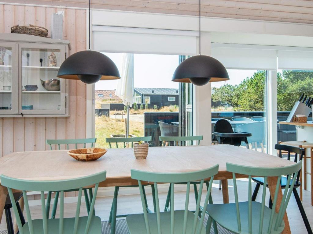 Posezení v ubytování 6 person holiday home in Fanø-By Traum