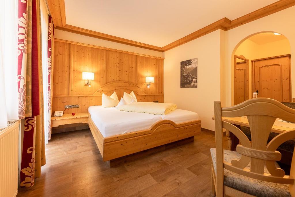 Postel nebo postele na pokoji v ubytování Aktiv & Vitalhotel Bergcristall