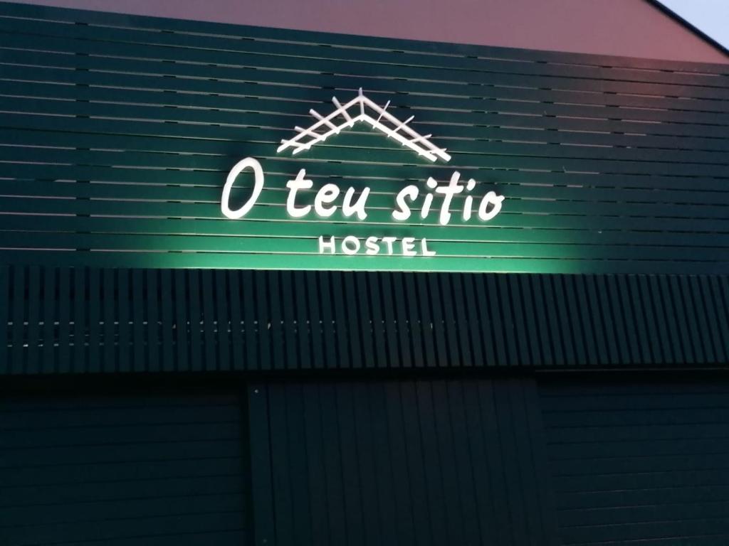 Znak na boku budynku, który mówi, że szpital weterynaryjny w obiekcie O TEU SITIO w mieście Ribadeo