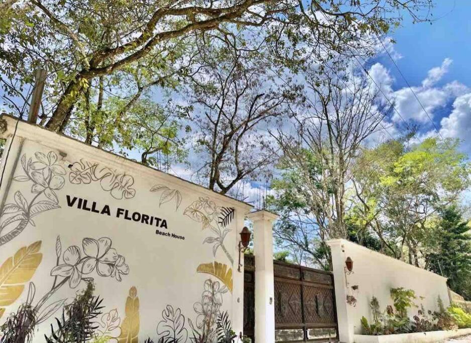 una señal para una villa hortica con árboles en el fondo en Villa Florita Beach House, en El Remate