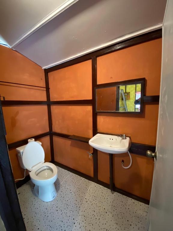 un bagno con un water e un lavandino di Numpu Baandin a Sam Roi Yot