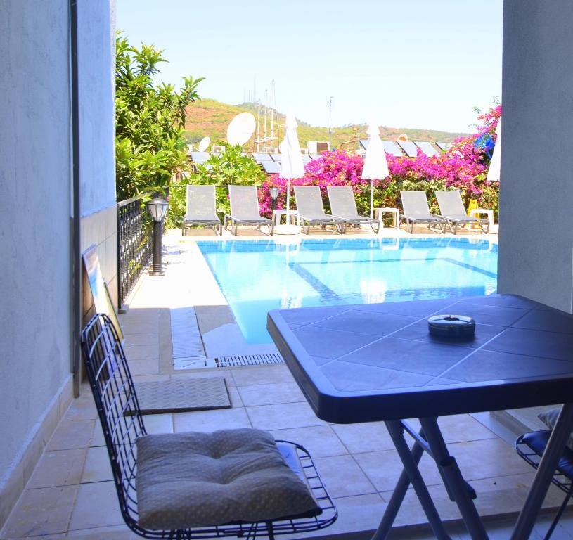 Бассейн в Mykonut Boutique Suites или поблизости