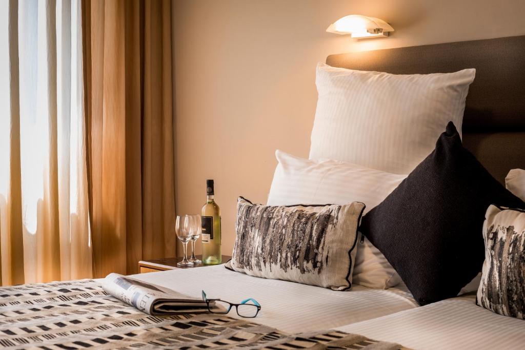Postel nebo postele na pokoji v ubytování C Hotel Neve Ilan