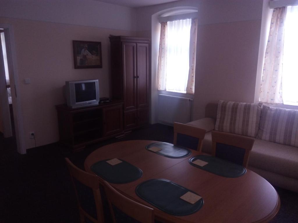 TV a/nebo společenská místnost v ubytování HAMR Apartmány