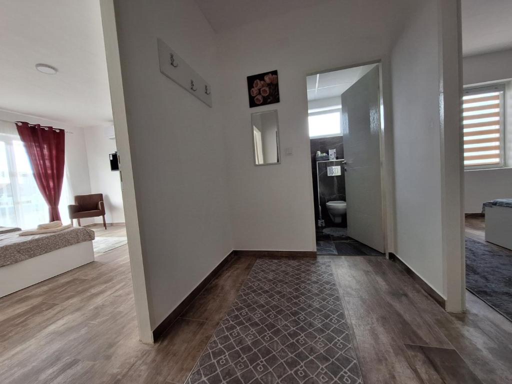 Postel nebo postele na pokoji v ubytování Apartmani KOKI Kladovo