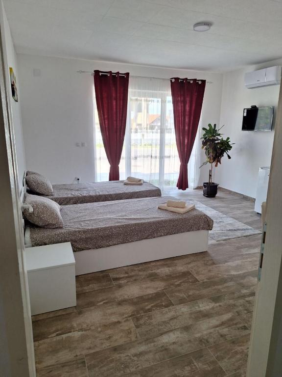 Postel nebo postele na pokoji v ubytování Apartmani KOKI Kladovo