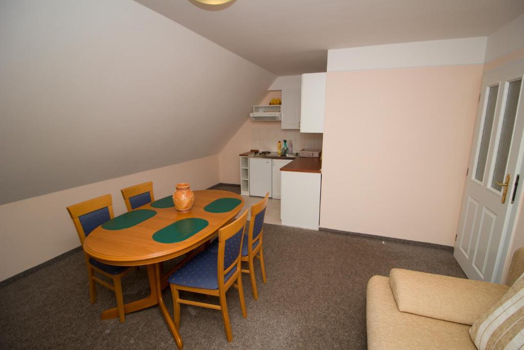 Kuchyň nebo kuchyňský kout v ubytování HAMR Apartmány