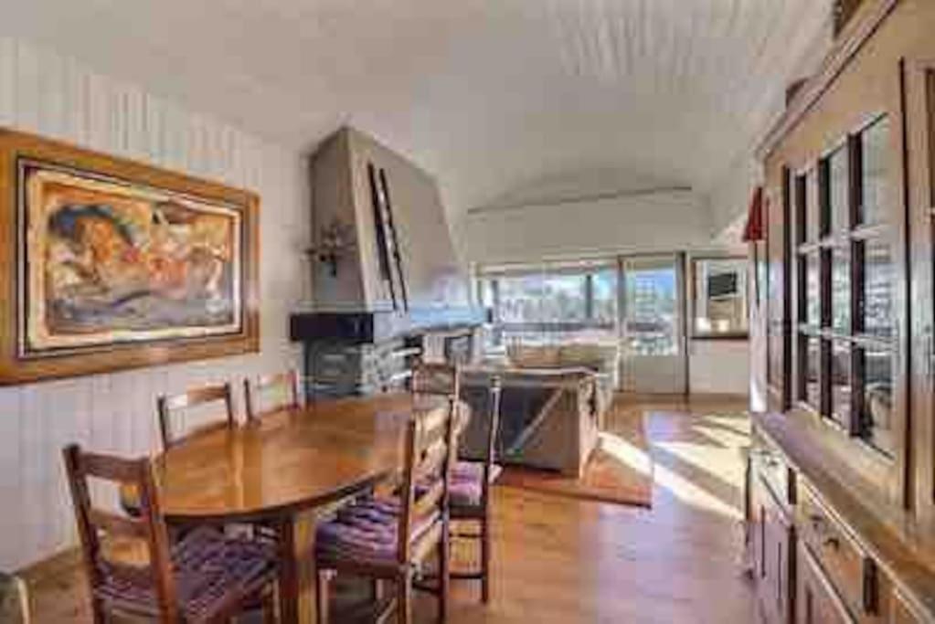 una sala da pranzo con un tavolo e sedie in una stanza di superbe appartement avec vue sur montagnes, calme a Megève