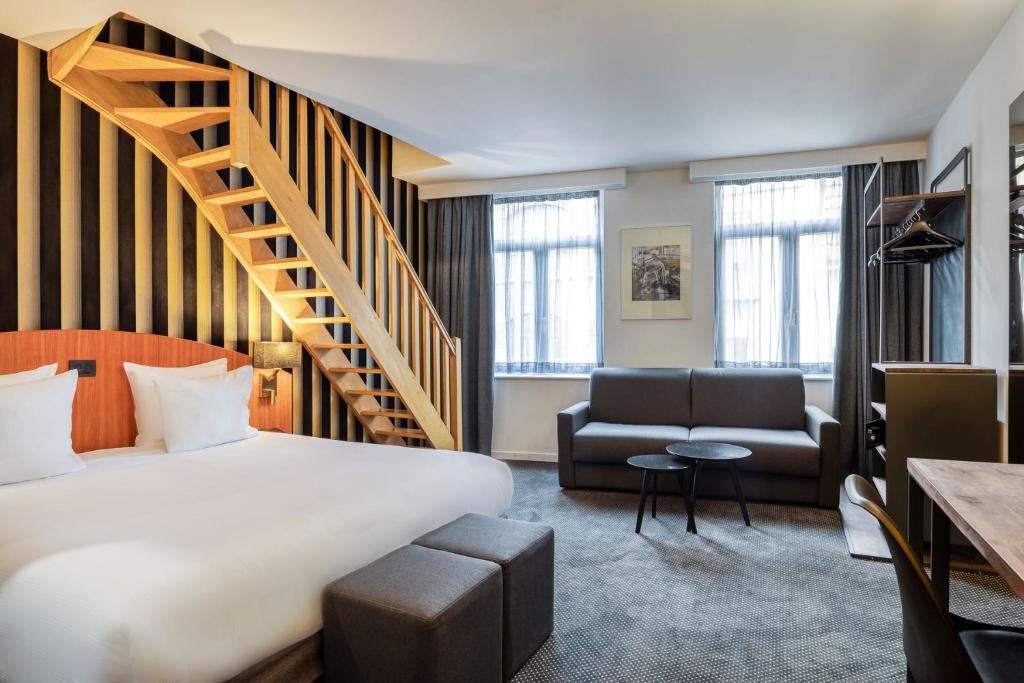 Postel nebo postele na pokoji v ubytování Aris Grand Place Hotel