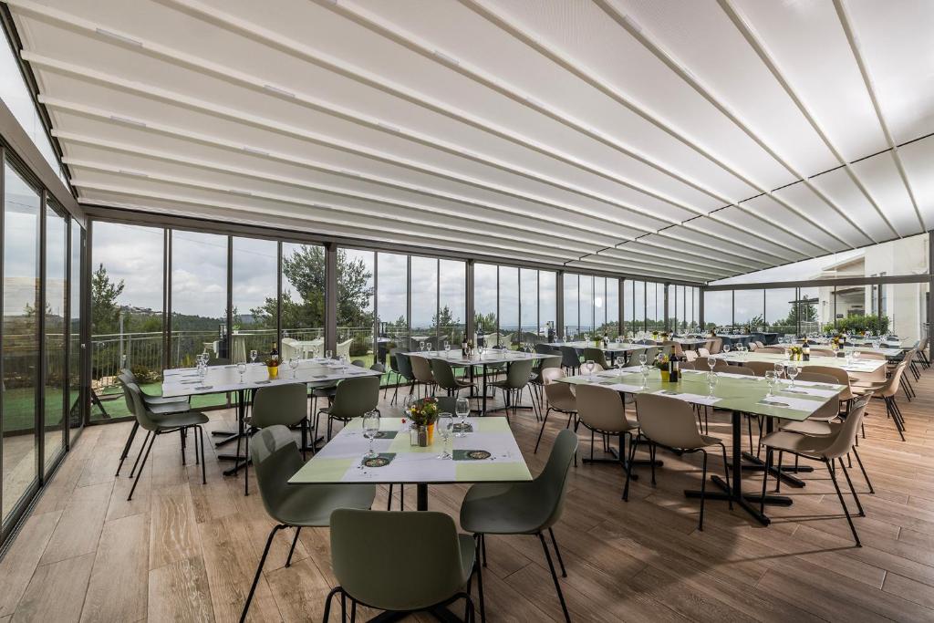 Restaurace v ubytování C Hotel Neve Ilan