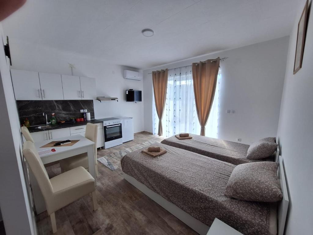 Kuchyň nebo kuchyňský kout v ubytování Apartmani KOKI Kladovo
