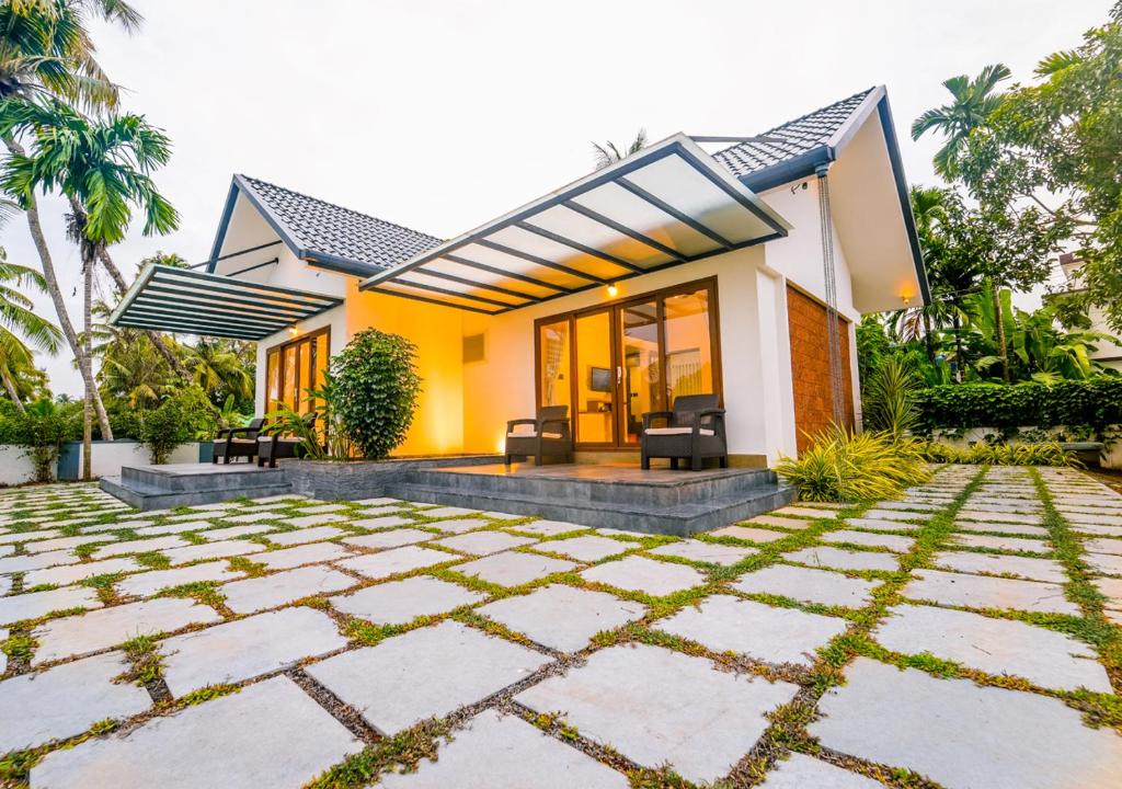 La Riva Lakeside Private Pool Villa Kochi by VOYE HOMES