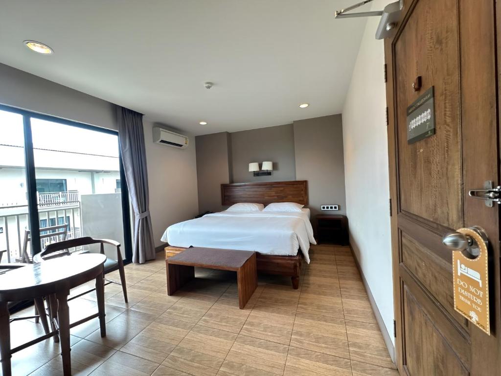 Postel nebo postele na pokoji v ubytování Mangrove Prestige Hotel
