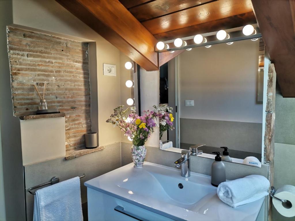 ein Bad mit einem Waschbecken und einem Spiegel in der Unterkunft Apartment Harmony in Bale