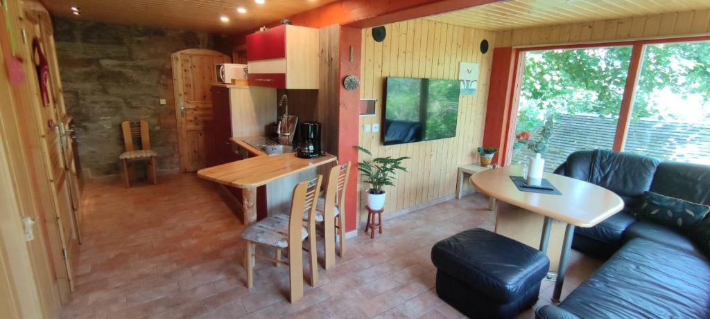a kitchen and living room of a tiny house at Ferienapartment am Rennsteig in Lauscha