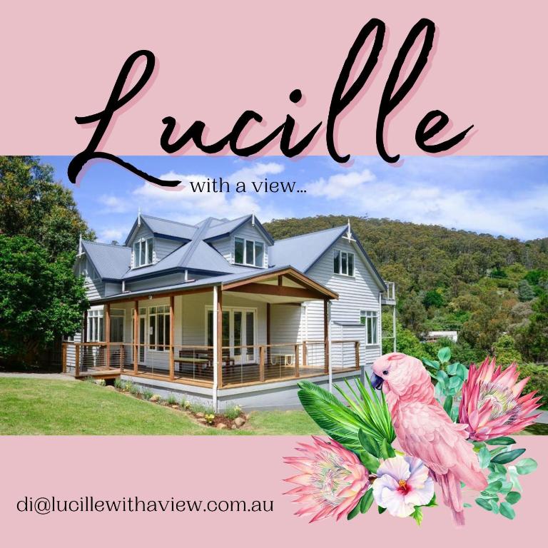 沃伯顿Lucille with a view的一张有粉红鸟和花的房子的照片
