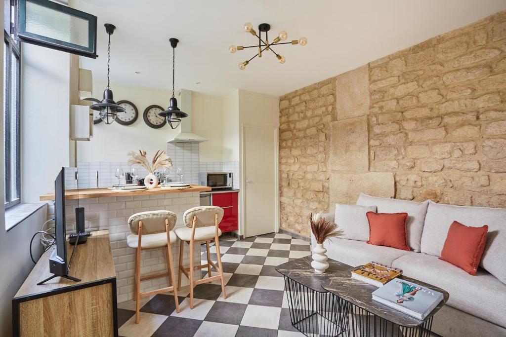 Apartment Center of Paris by Studio prestige في باريس: غرفة معيشة مع أريكة وطاولة