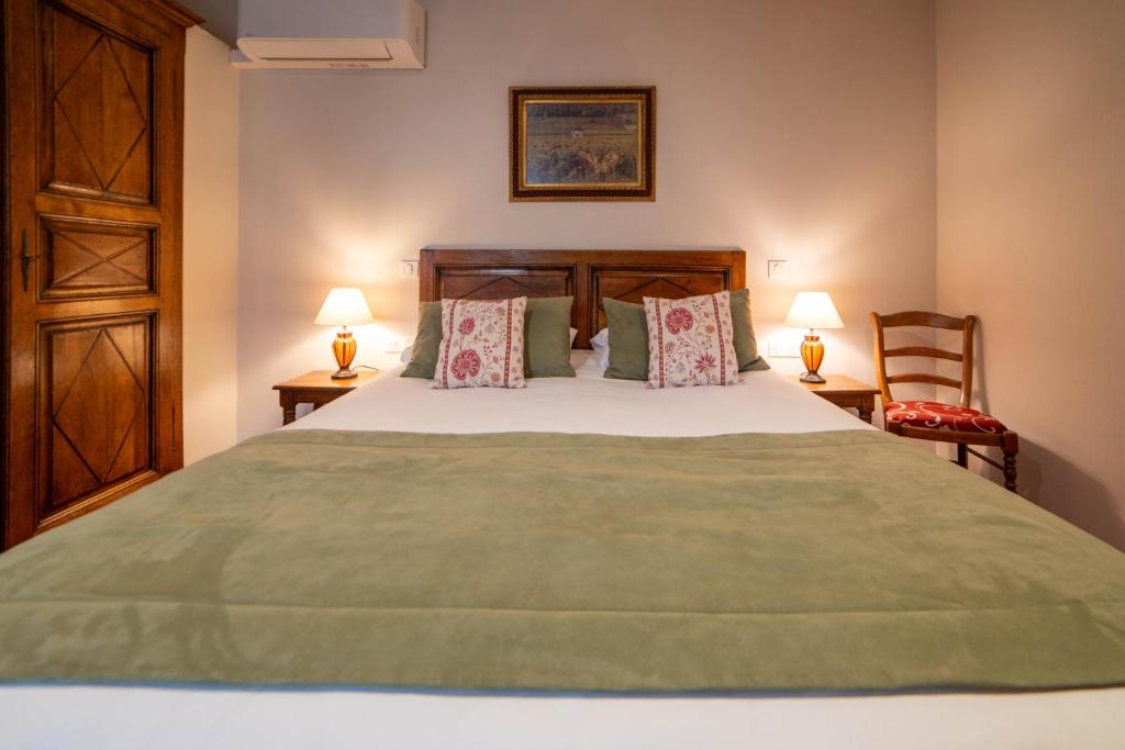 Postel nebo postele na pokoji v ubytování Hôtel Wilson - Teritoria