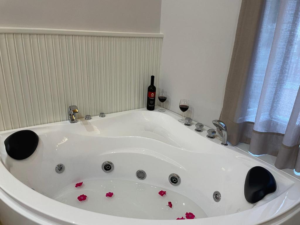 Fotografie z fotogalerie ubytování Goninos Jacuzzi Suite v destinaci Velonádes