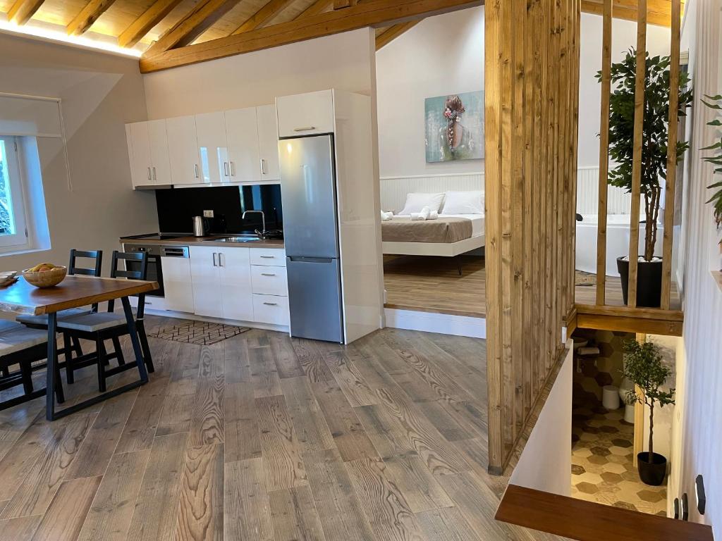 Kuchyň nebo kuchyňský kout v ubytování Goninos Jacuzzi Suite