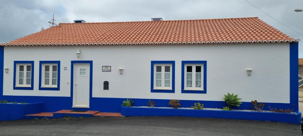 Casa azul y blanca con techo rojo en Casa D'avó Mila - Ericeira, en Encarnação