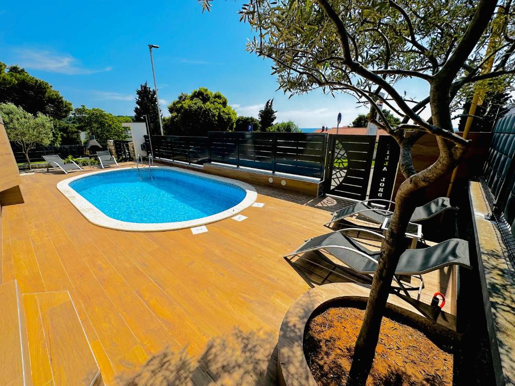 Basen w obiekcie NOEL - three bedroom apartment with pool lub w pobliżu