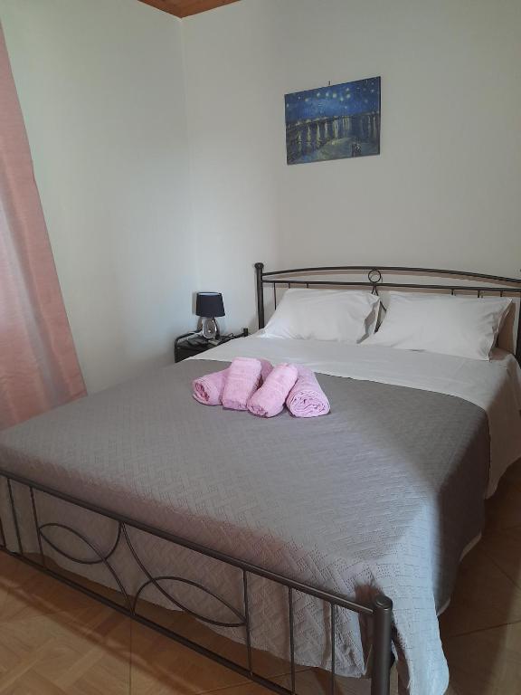Postel nebo postele na pokoji v ubytování Matoula House