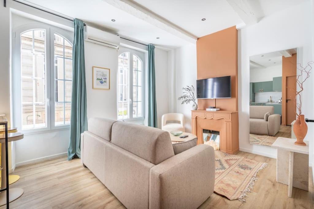 un salon avec un canapé et une télévision dans l'établissement Cosy appartement au coeur du cours Julien, à Marseille