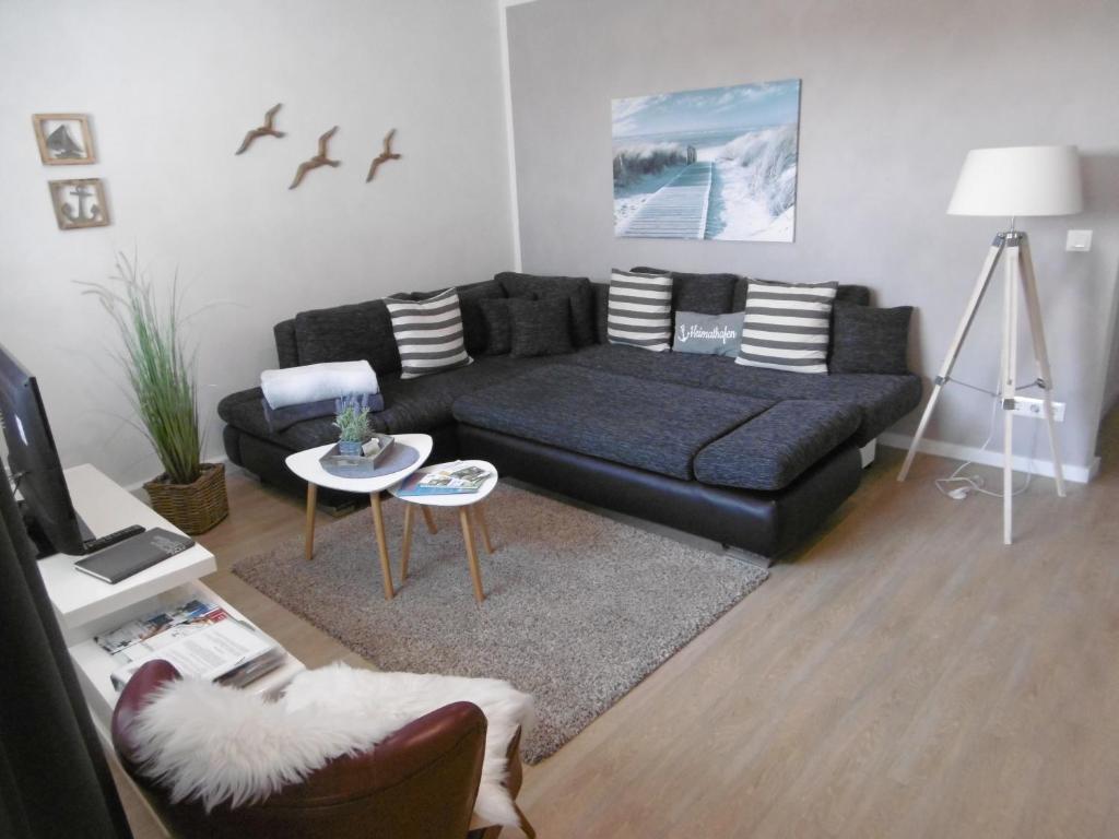 ein Wohnzimmer mit einem Sofa und einem Tisch in der Unterkunft Ferienwohnung Wiesenblick nahe Region Celle und Hannover in Buchholz (Aller)