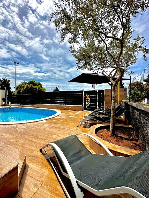 Basen w obiekcie NOEL - three bedroom apartment with pool lub w pobliżu
