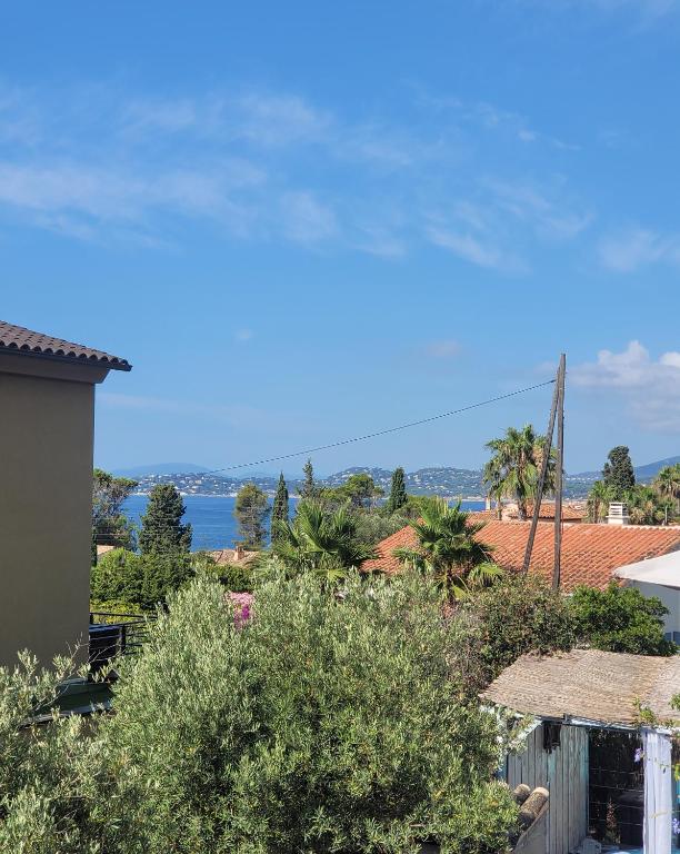 Photo de la galerie de l'établissement Villa piscine,jacuzzi,rooftop,plage village à pied, aux Issambres