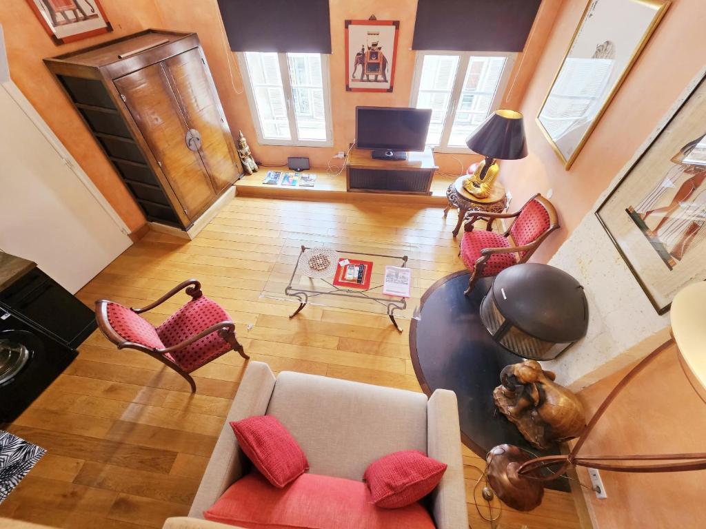 an overhead view of a living room with a couch and chairs at Beau et vaste duplex plateau Angoulême in Angoulême