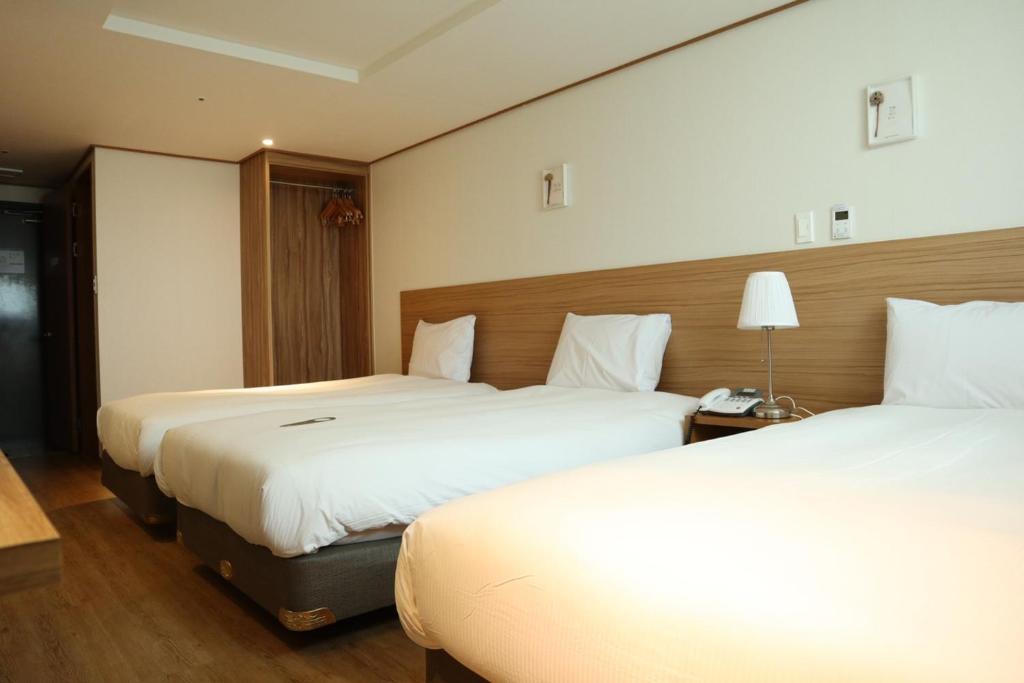Postel nebo postele na pokoji v ubytování Hotel Rest Seogwipo