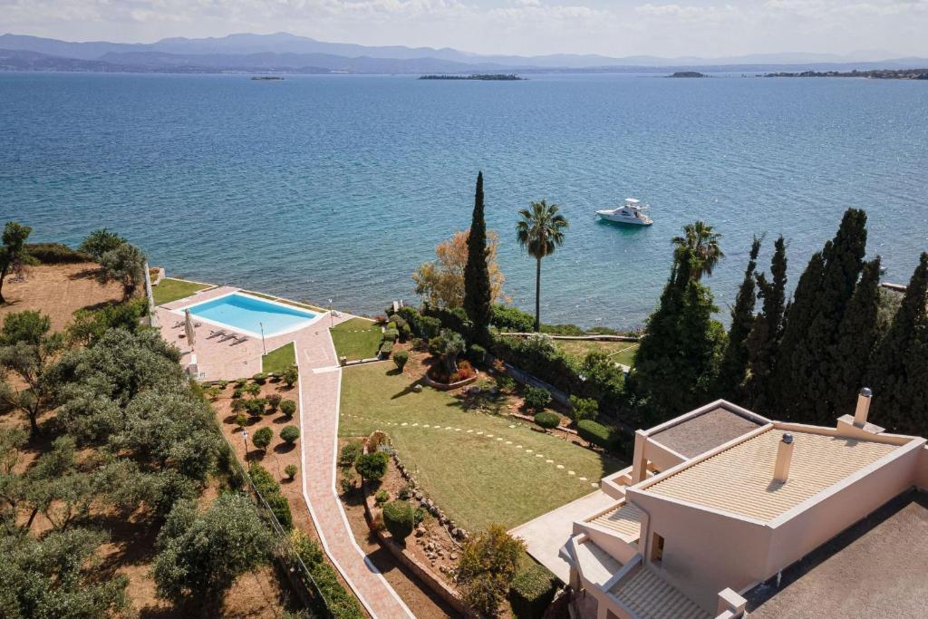 z góry widok na dom na wodzie z łodzią w obiekcie Eretria Luxurious Seafront Villa w Chalkidzie