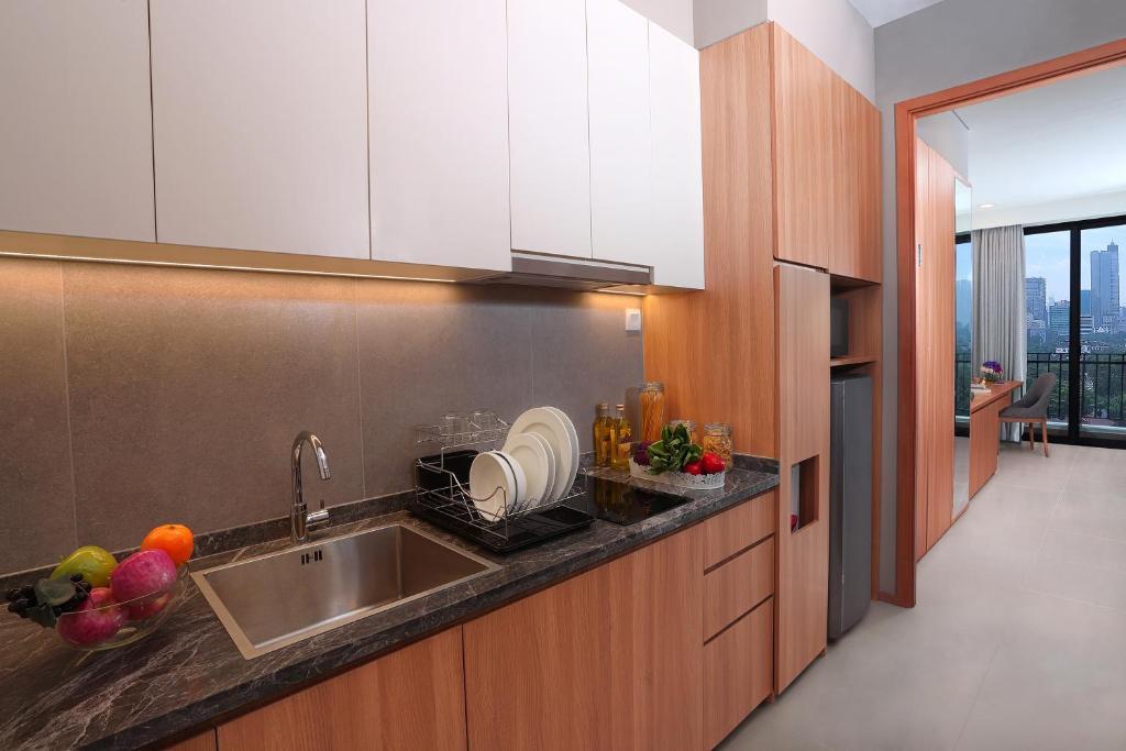 Kuchyň nebo kuchyňský kout v ubytování Citadines Gatot Subroto Jakarta
