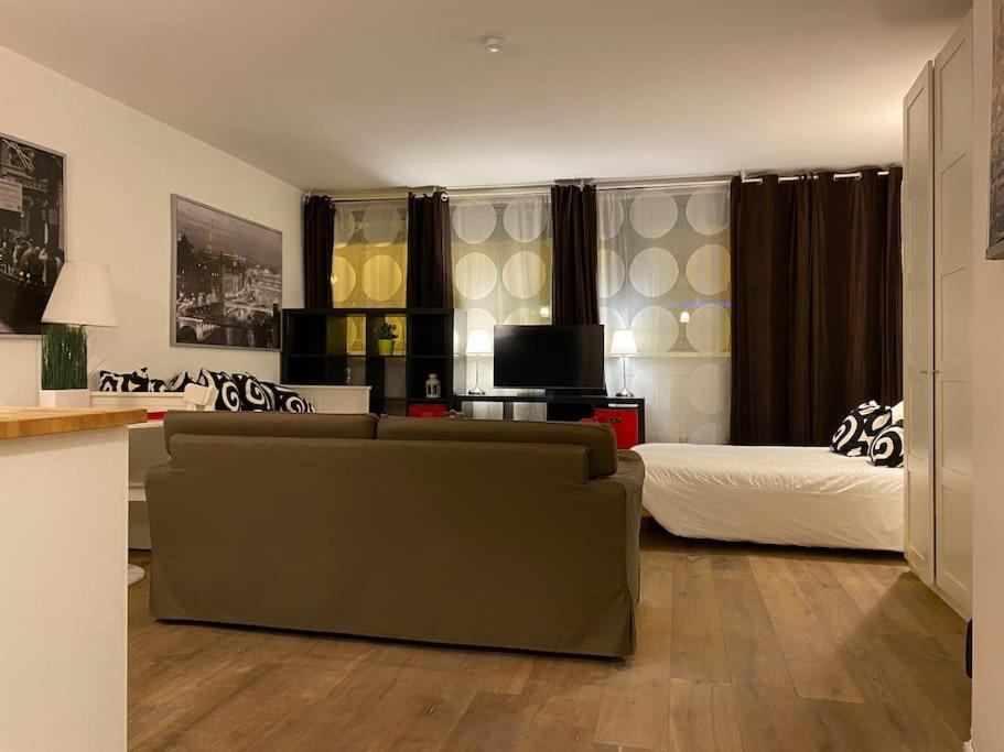- un salon avec un canapé et un lit dans l'établissement Avenue Louise, à Bruxelles
