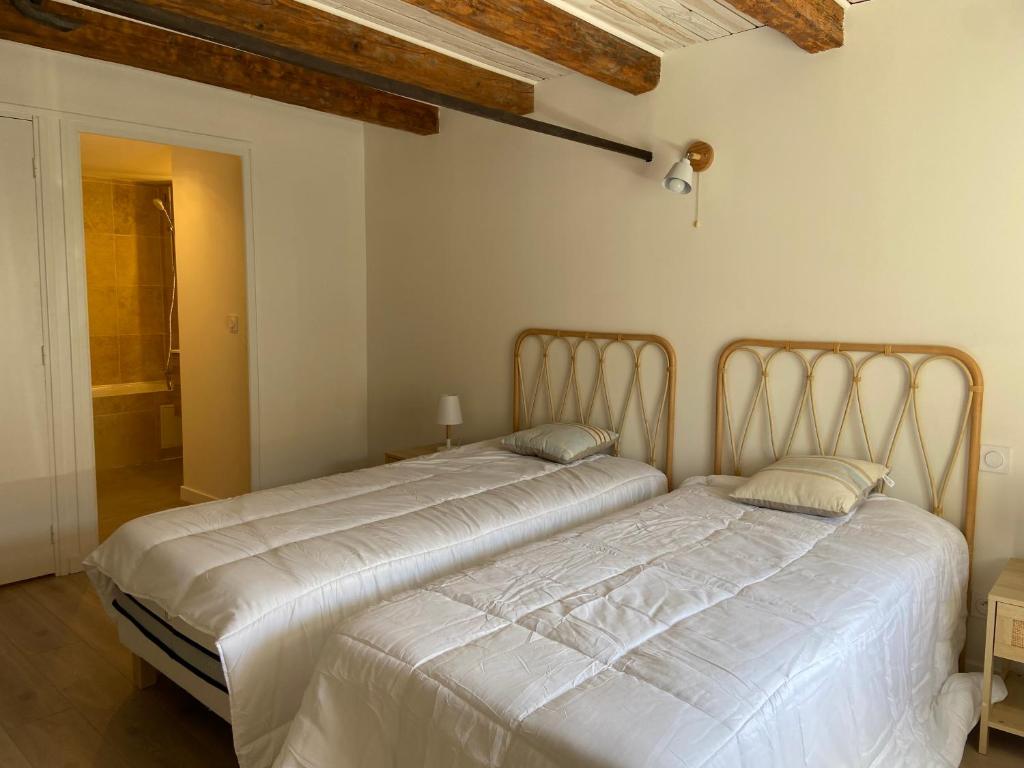 Een bed of bedden in een kamer bij T3 bis bord du canal du midi piscine