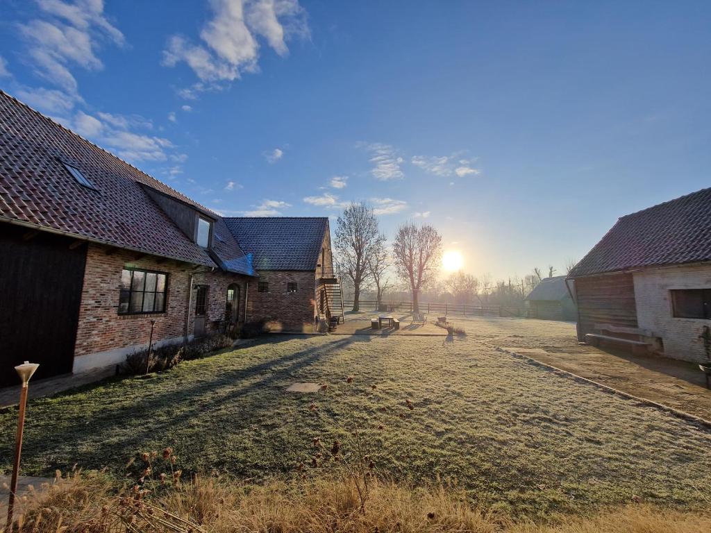 Velzeke-Ruddershove的住宿－Muntershof，一座古老的农场,背靠着太阳