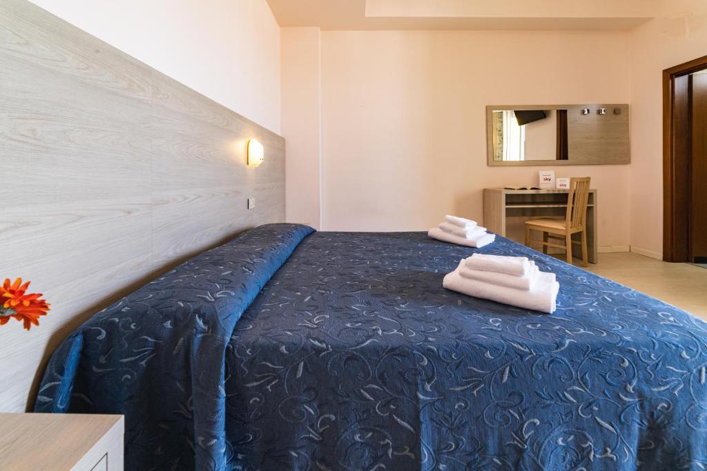 Postel nebo postele na pokoji v ubytování Hotel Royal