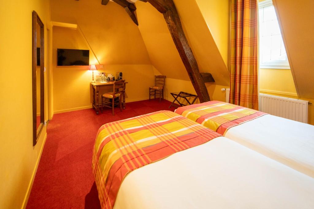 Postel nebo postele na pokoji v ubytování Hôtel Wilson - Teritoria