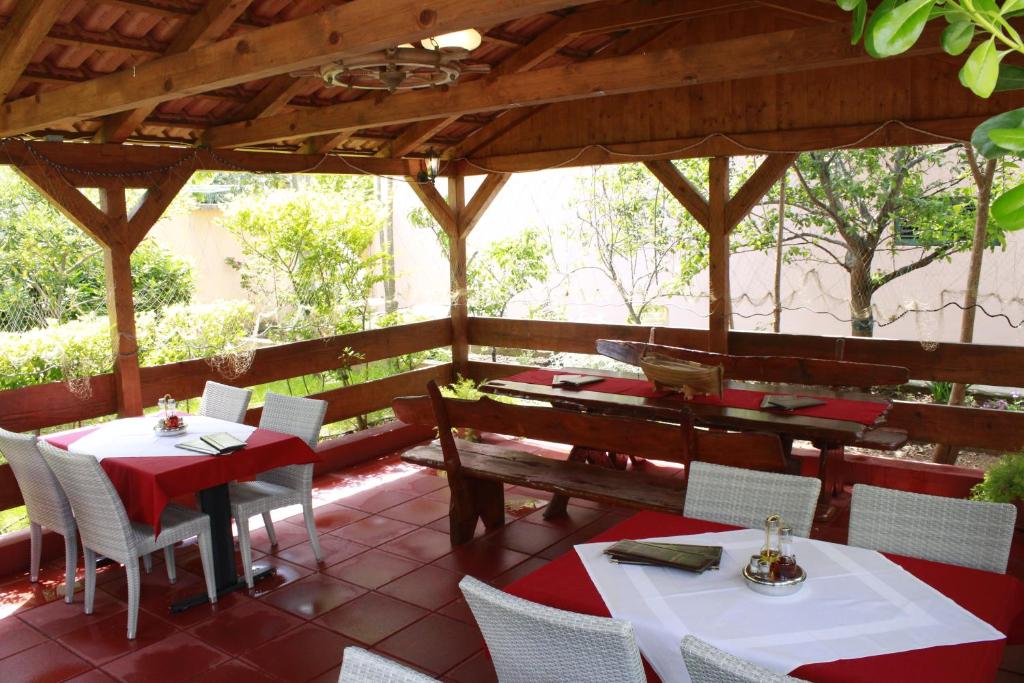 Reštaurácia alebo iné gastronomické zariadenie v ubytovaní Villa Kula