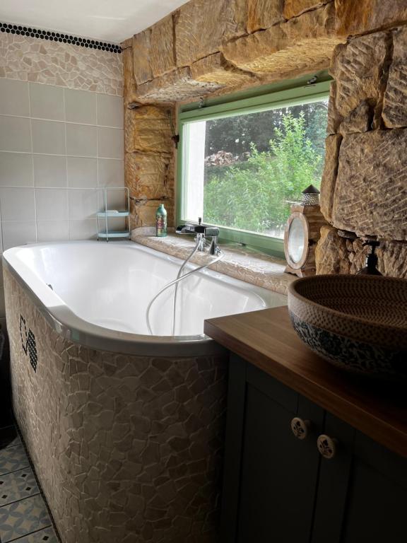 Fotografie z fotogalerie ubytování ENJOY Cozy Romance Hills Forest Gardens Views Sauna Whirlpool Bath v destinaci Jablonné v Podještědí