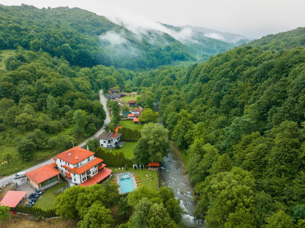 una vista aérea de una casa en medio de un bosque en Guest House Valevtsi en Valevtsi