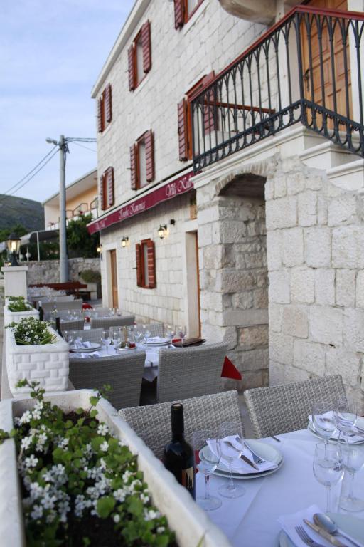 Reštaurácia alebo iné gastronomické zariadenie v ubytovaní Villa Kula